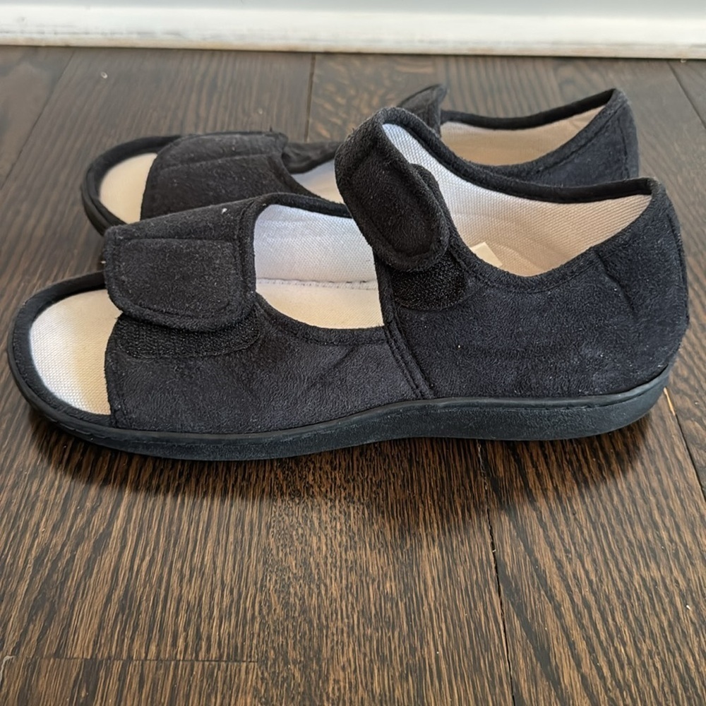 🔴🔴 Adjustable Memory Foam Slippers, Rubber Outsole size Medium